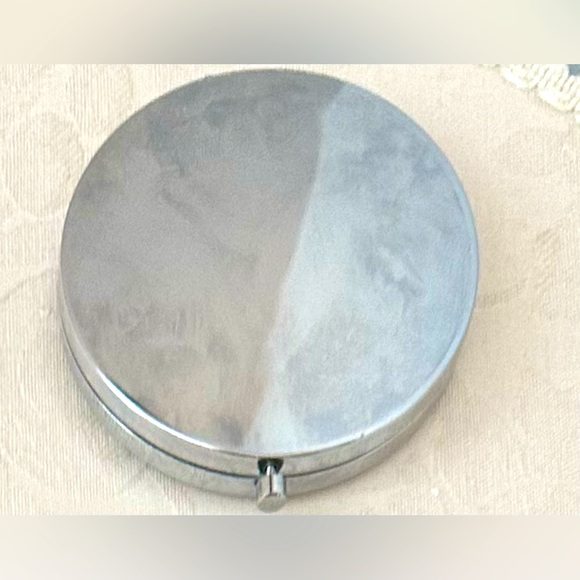 Foldable Mirror With Cute Design - Picture 2 of 3